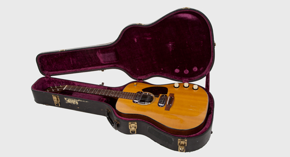 הגיטרה של קורט קוביין מהופעת האנפלאגד. חלק משינוי של תעשיית המוזיקה