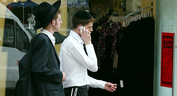חרדי מדבר בטלפון בבני ברק, צילום: עמית שאבי