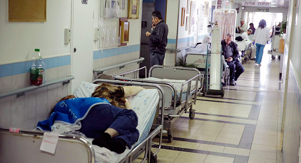 חולה שוכבת ב מסדרון בית חולים 