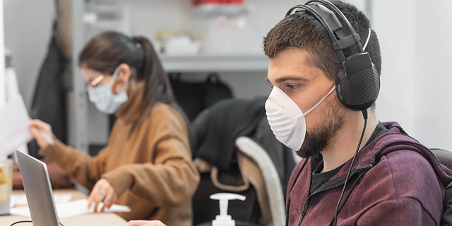 An office worker wears a facemask. Photo: Shutterstock