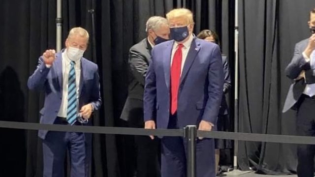 התיעוד של טראמפ עם מסכה בביקור במפעל