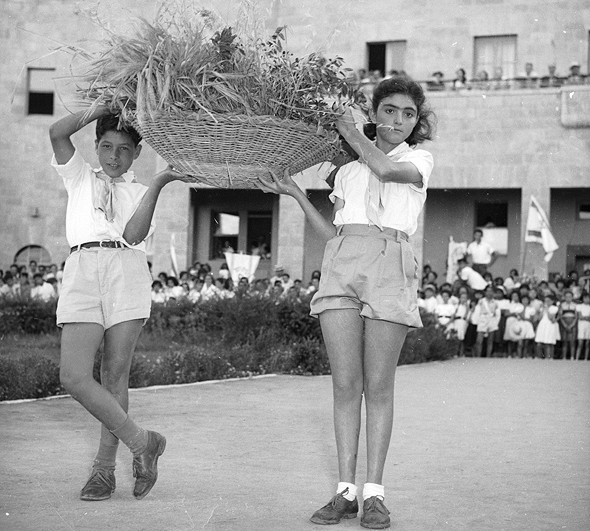 ילדי בית ספר בירושלים חוגגים שבועות. צילום של דוד רובינגר, 1954