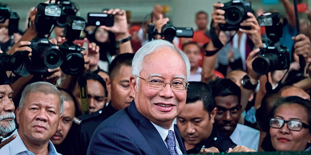 ראש ממשלת מלזיה לשעבר, נאג&#39;יב ראזק, הורשע במעילה של כ-10 מיליון דולר