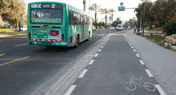 שביל אופניים בדרך נמיר בתל אביב