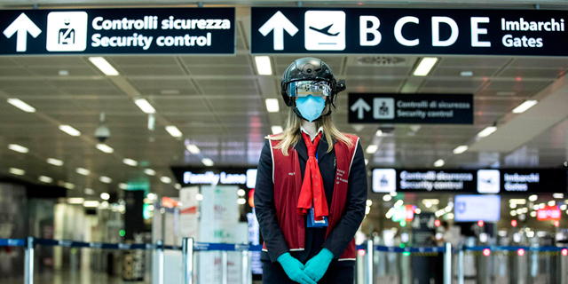 דיילת עם קסדה למדידת חום בנמל התעופה ברומא, צילום: איי פי
