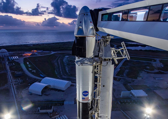 הרקטה פלקון 9 של SpaceX , שעליה החללית קרו דרגון