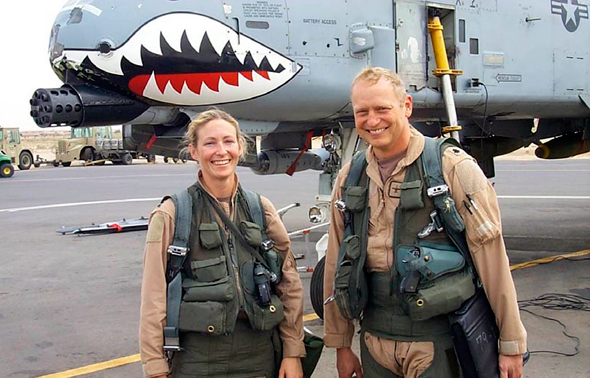 קמפבל והמפקד שלה ביחידה, מקור: USAF