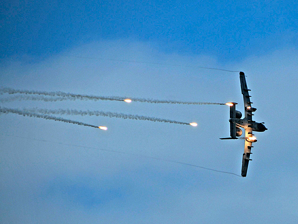 מטוס A10 משחרר נורים נגד טילים. כדי לשפר את שרידותו, קיבל כמות כמעט כפולה של נורים משל מטוסי קרב, מקור: USAF