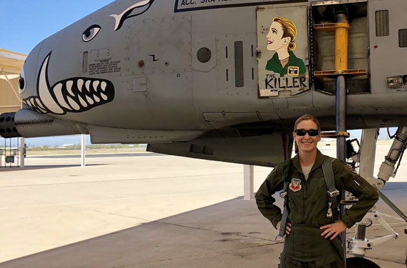 קיי-סי והמטוס שלה, צילום: USAF