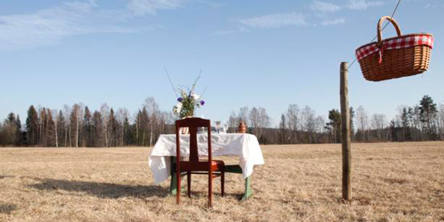 מסעדה לימי הקורונה בשבדיה: שולחן עם כיסא בודד באמצע שדה