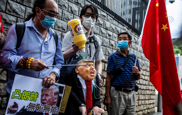 מפגינים פרו סיניים ליד הקונסוליה האמריקאית בהונג קונג