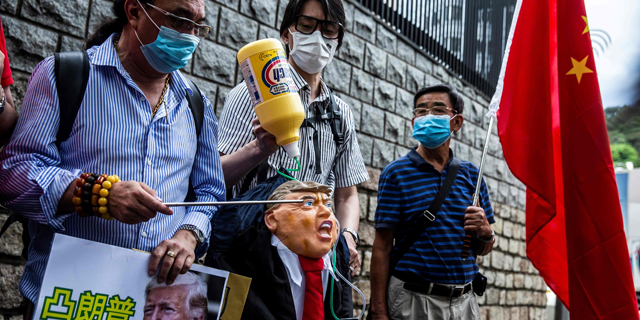 מפגינים פרו סיניים ליד הקונסוליה האמריקאית בהונג קונג, צילום: איי אף פי