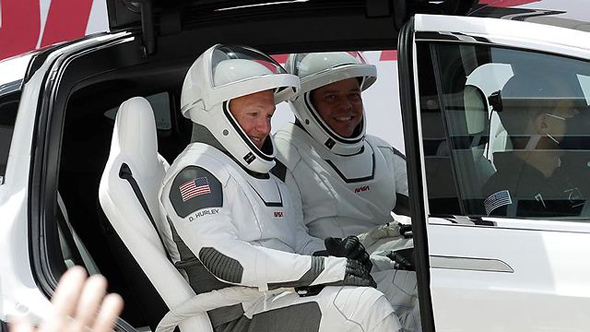 האסטרונאוטים ברכב של טסלה, צילום: איי פי
