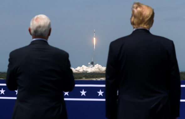דונלד טראמפ ומייק פנס צופים בשיגור