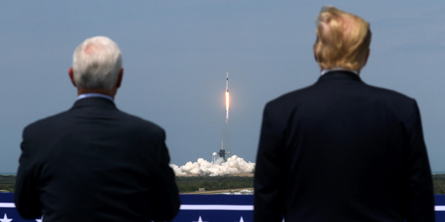 דונלד טראמפ ומייק פנס צופים בשיגור, צילום: רויטרס