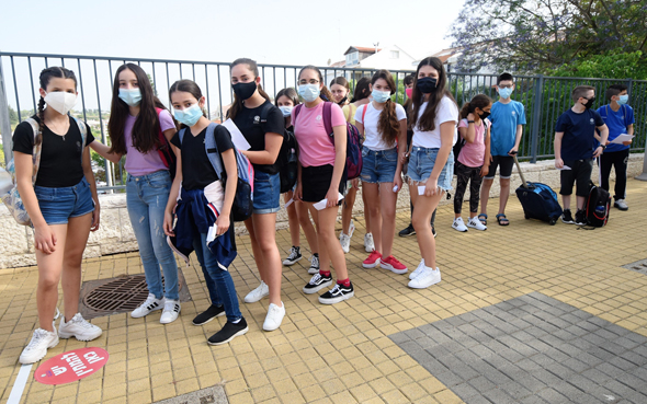 Childen wearing masks line up to enter school in Jerusalem. Photo: Nachum Segal