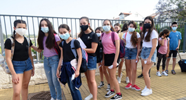 Childen wearing masks line up to enter school in Jerusalem. Photo: Nachum Segal
