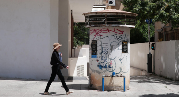 עמוד המונע גישה לחניון של בניין מגורים, צילום: אוראל כהן