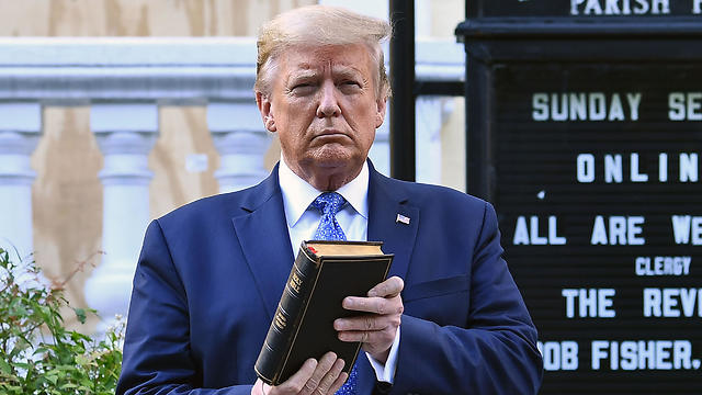טראמפ אוחז בתנ"ך ליד הכנסיה במהלך ההפגנות, צילום: AFP
