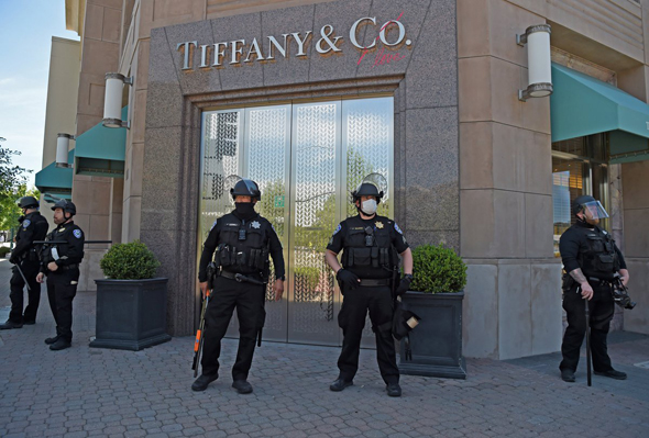 שוטרים שומרים על חנות התכשיטים טיפני'ס הקליפורניה במהלך המהומות והביזה