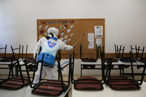 חיטוי כיתה בבי"ס בירושלים, צילום: אלכס קולומויסקי