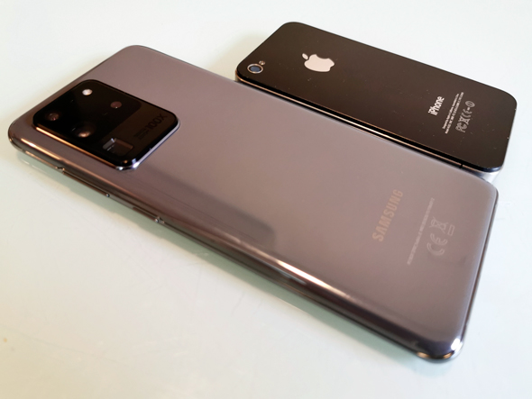 עיצוב ה-S20 ULTRA לצד האייפון, צילום: רפי קאהאן