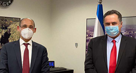 מימין: שר האוצר ישראל כץ ונגיד בנק ישראל אמיר ירון