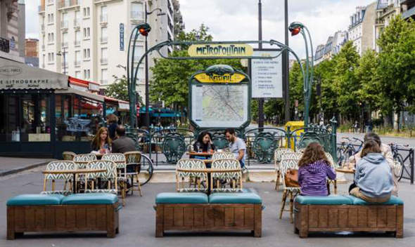 בית קפה בפריז במהלך הקורונה