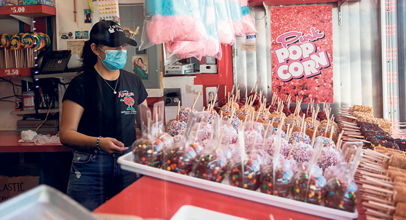 חנות ממתקים בברוקלין, ניו יורק. בארה"ב חולקו הלאוות בהיקף כחצי טריליון דולר כדי לתמרץ תעסוקה בעסקים קטנים 