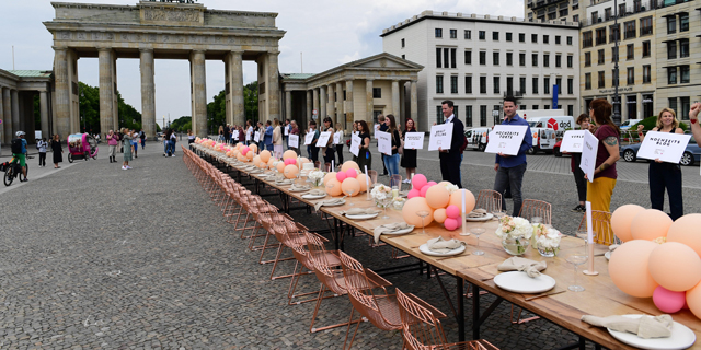הפגנה של עובדי תעשיית החתונות בברלין נגד המגבלות, ביוני, צילום: אי. פי. איי