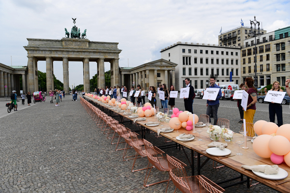 הפגנה של עובדי תעשיית החתונות בברלין נגד המגבלות, ביוני