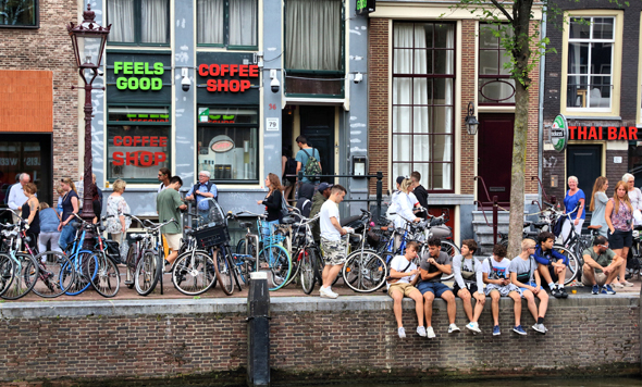 תיירים באמסטרדם לפני תקופת הקורונה