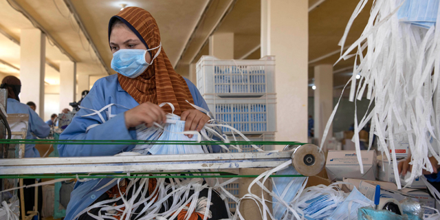 פועלת במפעל במצרים, צילום: איי פי