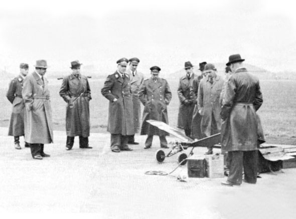 גוסלאו מציג לבכירי חיל האוויר הגרמני את המזל"ט שלו