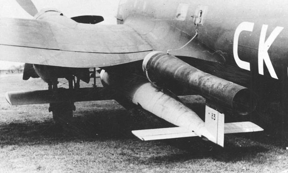 טיל V1 מתחת לכנפו של מפציץ היינקל 111; גם השיגורים באוויר יורטו, צילום: USAF