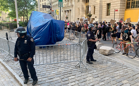 גם לפסל הזה חוששים: משטרת ניו יורק שומרת על השור של וול סטריט