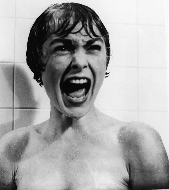 השחקנית ג'נט לי בסצנת המקלחת מתוך הסרט פסיכו של אלפרד היצ'קוק 