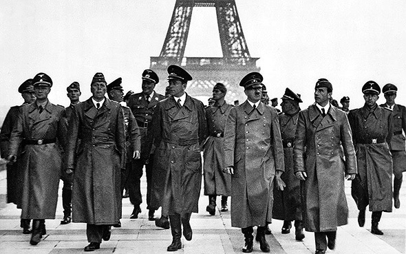 היטלר ופמלייתו בפריז הכבושה, 1940, צילום: Bundesarchiv