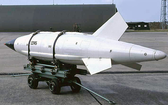 פצצת אטום AN-22. הסנפירים שלה נועדו בעיקר לשמור עליה יציבה לאחר ההטלה, כדי שלא תתפוס זרם אוויר ותתנגש במטוס. הנחיה אין - זו פצצת נפילה חופשית