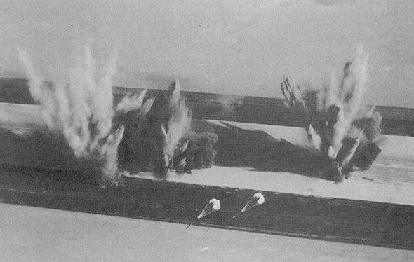 התקיפה הצרפתית בצ'אד. שימו לב למצנחים הקטנים בתחתית הפריים, הם מחוברים אל פצצות דורנדל לפיצוח מסלולים