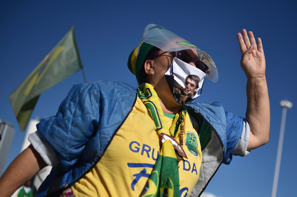 תומכת של נשיא ברזיל ז'איר בולסונארו בהפגנת תמיכה בו