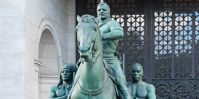בגלל טענות לגזענות: עיריית ניו יורק מסירה את הפסל של רוזוולט ממוזיאון הטבע 