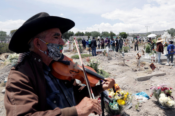 הלוויה במקסיקו של חולה קורונה, צילום: רויטרס