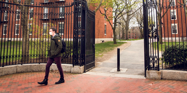 בהרווארד ו-MIT יוצאים למאבק בהחלטה לבטל את הויזה לסטודנטים זרים
