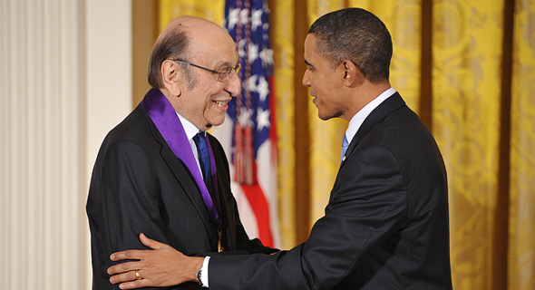 הנשיא ברק אובמה מעניק למילטון גלייזר את מדליית האמנויות 
