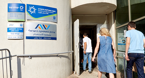 Unemployed people entering the employment services office in Holon. Photo: Israel Employment Services