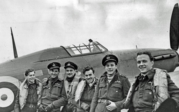 הולמס (ראשון מימין) ואנשי צוות ברוסיה, ביחד עם מטוס הארקיין, צילום: Wikimedia 