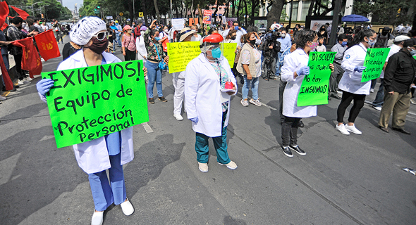 הפגנה של עובדי רפואה במקסיקו סיטי במחאה על חוסר בציוד