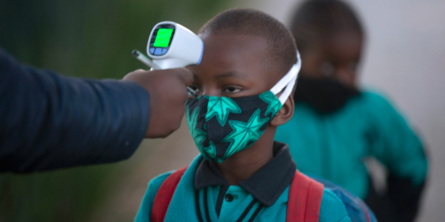 מודדים חום בדרום אפריקה, צילום: AP