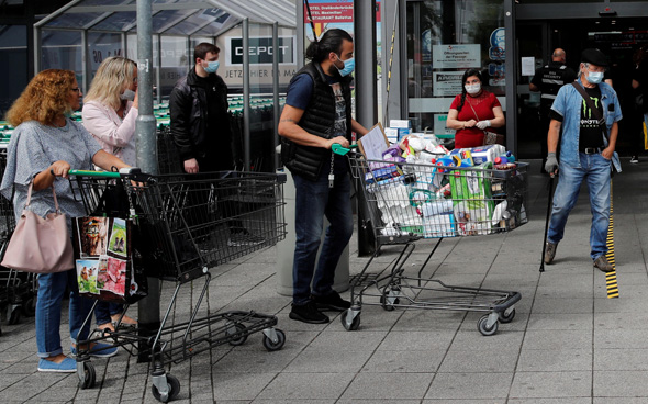 אנשים עורכים קניות בגרמניה